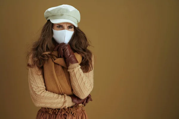 Życie Podczas Pandemii Koronawirusowej Zamyślona Młoda Kobieta Szaliku Białą Maską — Zdjęcie stockowe