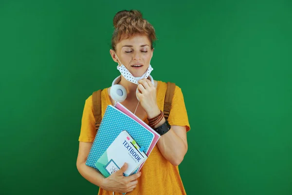 Vida Durante Pandemia Del Coronavirus Estudiante Moderno Camisa Amarilla Con — Foto de Stock