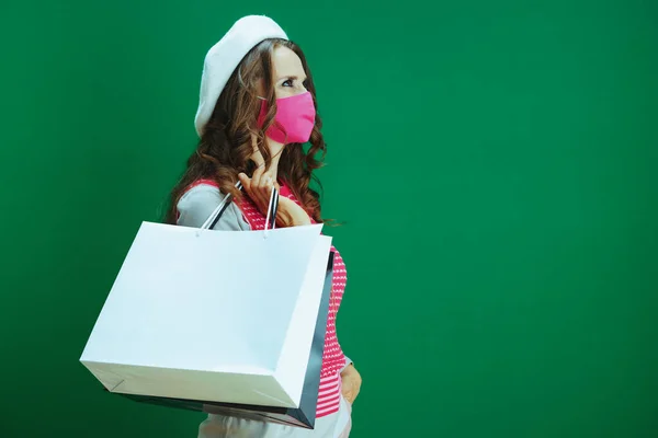 Leven Tijdens Een Coronavirus Pandemie Zijaanzicht Van Trendy Vrouw Witte — Stockfoto