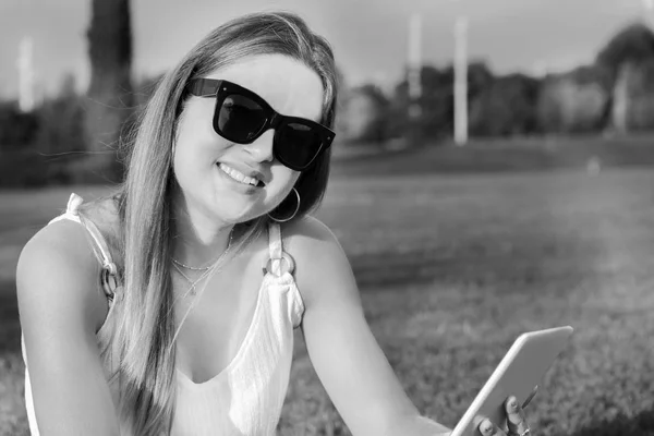 Smuk Ung Pige Bruger Tablet Ved Solnedgang Parken Afslappende Koncept - Stock-foto