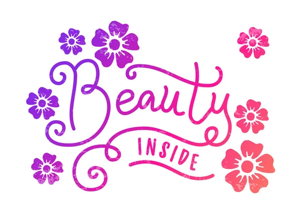 Lettrage calligraphie moderne de Beauté à l'intérieur en rose avec des fleurs et texture sur fond blanc — Image vectorielle