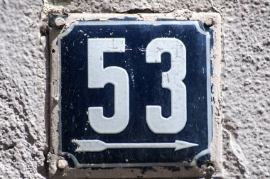 Emaye grunge kare metal plaka sayısı 53 numara closeup ile sokak adresi olarak yıpranmış