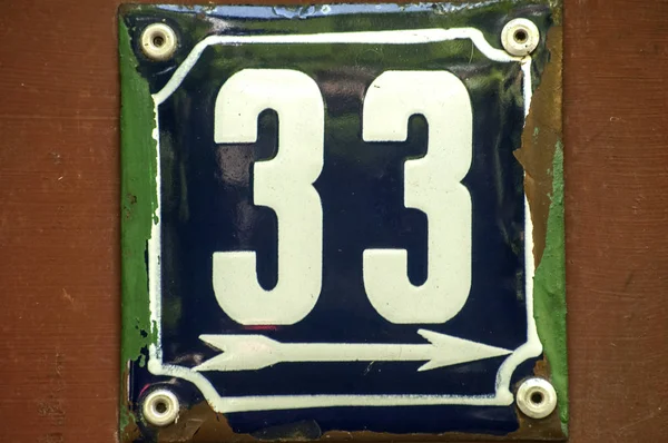 Ελαττωματική Πλάκα Σμάλτου Τετράγωνου Μετάλλου Αριθμό Διεύθυνσης Οδού Αριθμό Closeup — Φωτογραφία Αρχείου