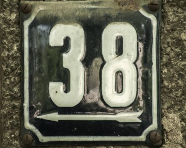 Emaye grunge kare metal plaka sayısı 38 numara closeup ile sokak adresi olarak yıpranmış
