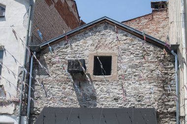 Küçük bir pencere ve eski Klima ile eski taş ev cephe duvar