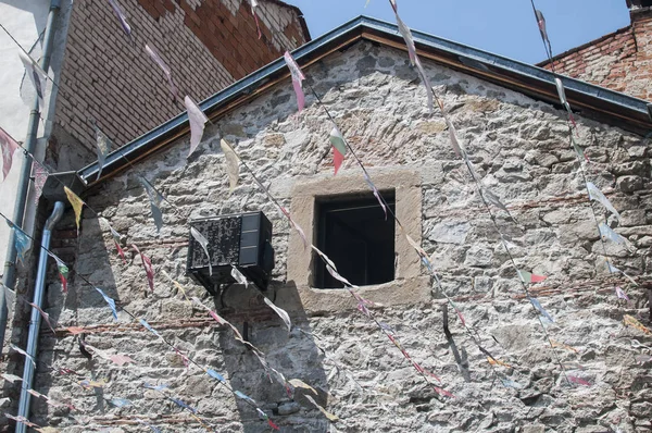 Küçük bir pencere ve eski Klima ile eski taş ev cephe duvar