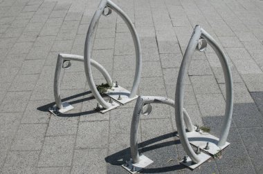 Açık boş bike soyunma raflar closeup kaldırım arka plan üzerinde Park