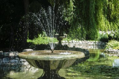 Güzel eski retro vintage park Çeşme fışkıran köpüklü jetleri ile
