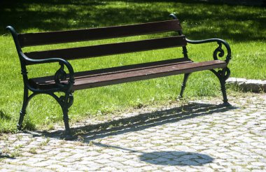 Boş retro vintage Bahçe demir ve ahşap kiriş bankta döşeli park sokak