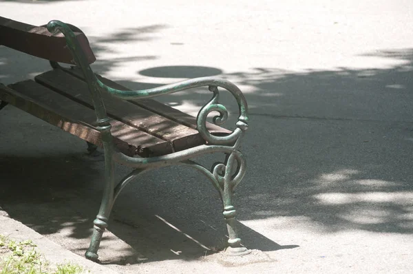 Vintage Trädgårdsbänk Med Metallkonstruktion Och Träskiva Platser Asfalt Park Gränd — Stockfoto