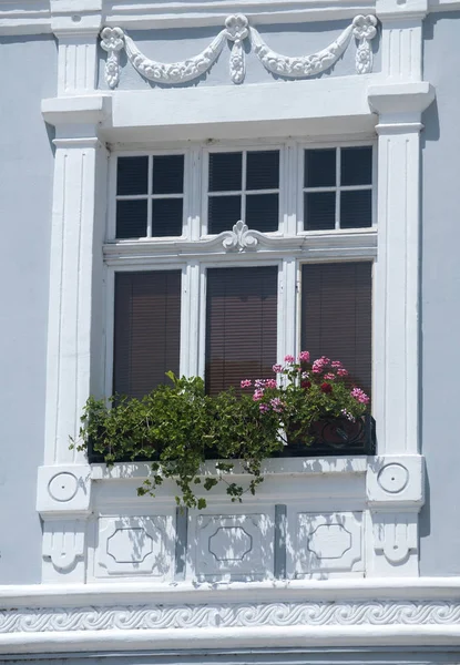 Fönster Gamla Retro Blå Målade Ornamenterade Hus Fasad Närbild Solig — Stockfoto