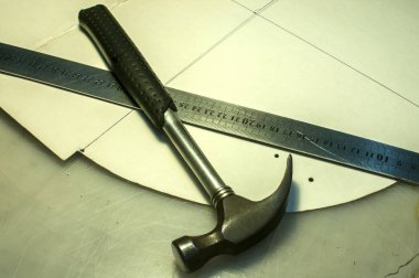 Çekiç, metal cetvel ve deri eşyalar atölye üretim araçları olarak karton kesim
