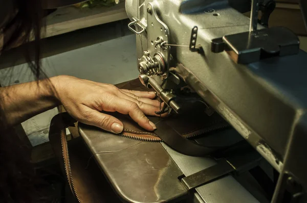 Female Hands Seamstress Making Leather Bag Sewing Machine Closeup Scene — Stock Photo, Image