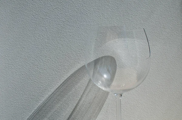 Vidrio Vino Roto Con Reflejo Del Haz Luz Solar Fondo — Foto de Stock