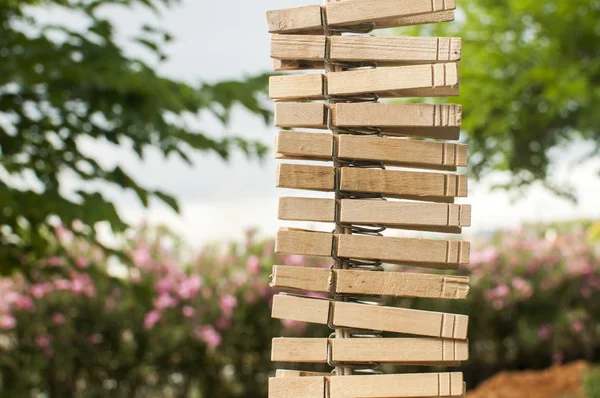 Pinzas Ropa Lavandería Madera Que Cuelgan Verticalmente Una Cuerda Patio — Foto de Stock