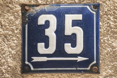 Emaye grunge kare metal plaka sayısı 35 numaralı closeup ile sokak adresi olarak yıpranmış