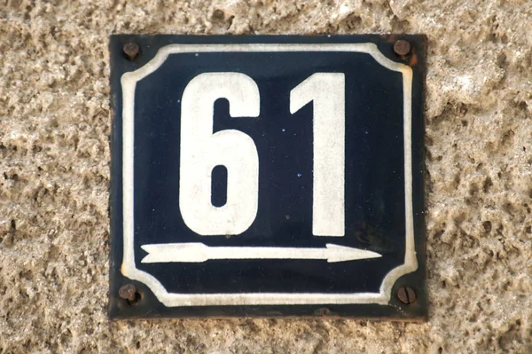 通りのアドレスの数の風化したグランジ正方形の金属エナメル板番号61クローズアップ — ストック写真