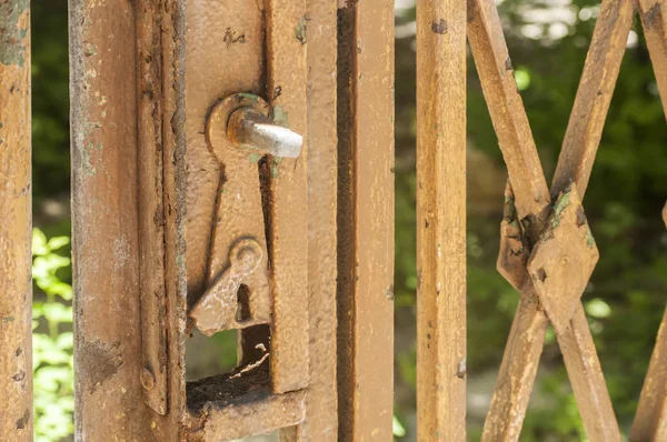 Old Vintage Weathered Grunge Broken Damaged Lock Broken Handle Urban — Stock Photo, Image