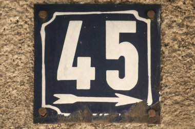 Emaye grunge kare metal plaka sayısı 45 numaralı closeup ile sokak adresi olarak yıpranmış