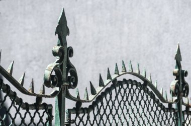 Güzel eski vintage demir metal çit kentsel ev closeup dekoratif öğe