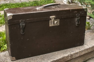 Vintage grunge bavula taş döşeme closeup evin arka bahçesinde kullanılan eski yıpranmış