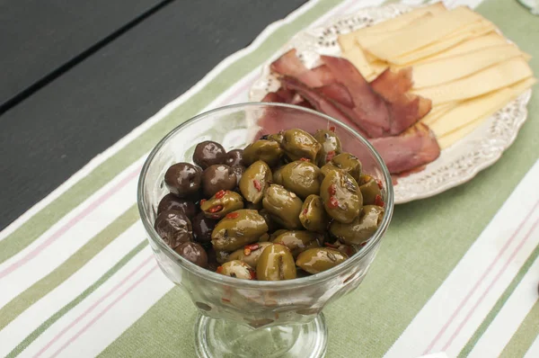 Glass Bowl Olives Olive Oil Saucer Pastrami Cheese Appetizers Closeup — Stock Photo, Image