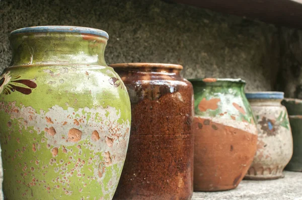 Vários Potes Cerâmicos Lado Outro Uma Fileira Nicho Pedra Parede — Fotografia de Stock