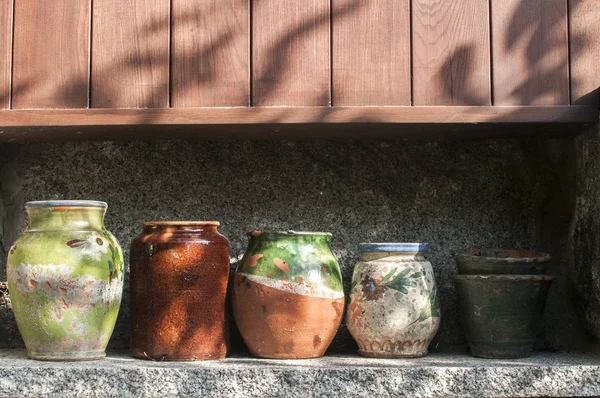 Vários Potes Cerâmicos Lado Outro Uma Fileira Nicho Pedra Parede — Fotografia de Stock