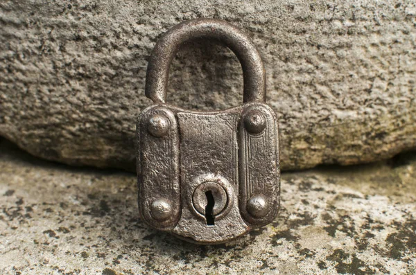 Old Weathered Grunge Retro Locked Padlock Closeup Solid Stone Surface — Stock Photo, Image