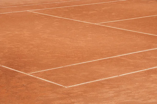 Beyaz çizgiler closeup ile boş kullanılan kırmızı kil Tenis Kortu Bahçesi yüzey parçası