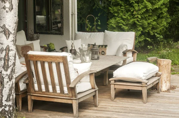 Gartenmöbel Aus Holz Mit Tisch Stühlen Und Kissen Auf Holzdielen Stockbild