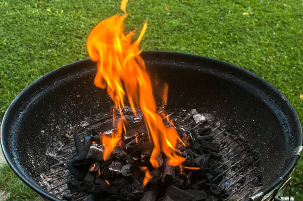 Grill Barbecue Charbon Bois Avec Flamme Feu Gros Plan Sur — Photo