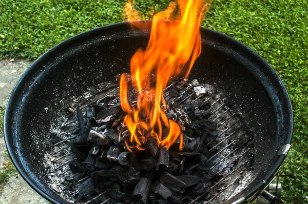 Barbecue Carbone Con Fuoco Ardente Fiamme Primo Piano Sul Giardino — Foto Stock