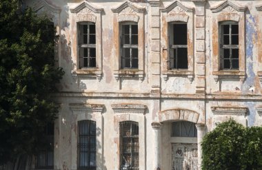 Eski terk edilmiş retro vintage grunge evin cephesi ihmal edilen kırık camlar ile yıpranmış