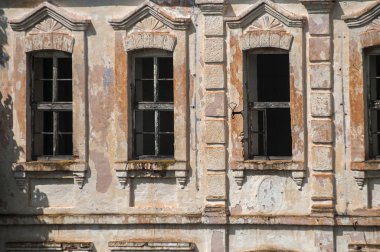 Eski terk edilmiş retro vintage grunge evin cephesi ihmal edilen kırık camlar ile yıpranmış