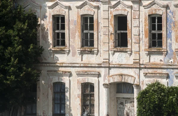 Eski terk edilmiş retro vintage grunge evin cephesi ihmal edilen kırık camlar ile yıpranmış