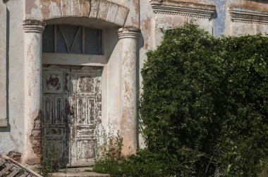 Eski yıpranmış grunge ihmal edilen ülke ev kapı closeup güneşli bir günde terk.