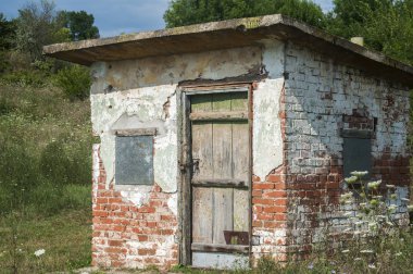 Eski yıpranmış grunge katı tuğla çiftlik döken güneşli yaz gün çalıştı.