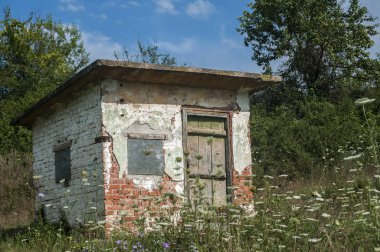 Eski yıpranmış grunge katı tuğla çiftlik döken güneşli yaz gün çalıştı.