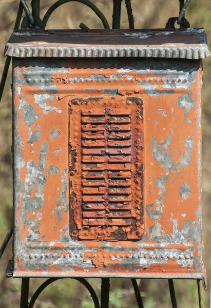 旧风化的粗野的农村腐蚀金属邮筒上的铁园门特写镜头 — 图库照片