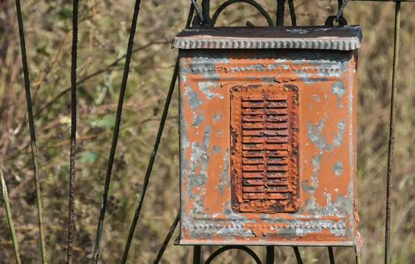 Velho Resistido Grunge Rural Corroído Metal Caixa Correio Ferro Jardim — Fotografia de Stock