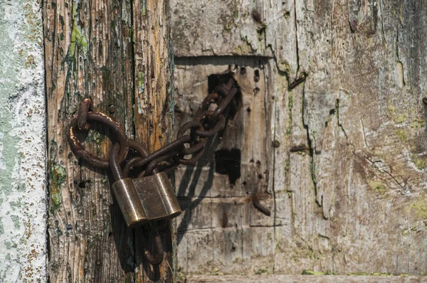 Old Locked Retro Padlock Iron Chain Grunge Wooden Rural Door — Stock Photo, Image