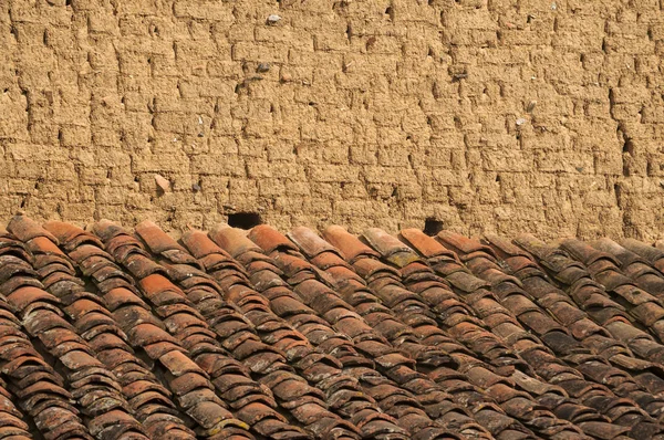 Old Vintage Rural House Clay Brick Wall Tiled Roof Closeup — Stock Photo, Image