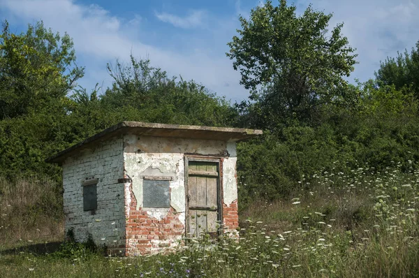 Стара Вивітрювана Гранжа Твердої Цегли Працювала Фермі Сонячний Літній День — стокове фото