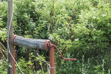 Eski kırsal su de ahşap el krank öğe closeup yaz ülke bahçesinde