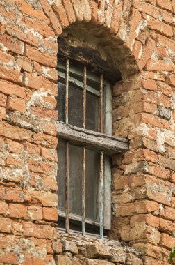 Grunge kırık pencereyi eski kırsal ihmal edilen terk edilmiş evde kırmızı tuğla duvar closeup yıpranmış
