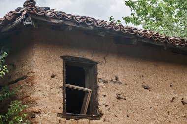 Grunge kırık pencereyi eski kırsal ihmal edilen terk edilmiş evde kırmızı tuğla duvar closeup yıpranmış