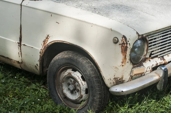 Velho Resistido Abandonado Negligenciado Enferrujado Quebrado Vintage Obsoleto Carro Closeup — Fotografia de Stock