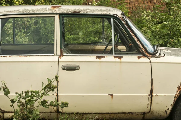 Oude Verweerde Verlaten Verwaarloosde Roestige Gebroken Vintage Verouderde Auto Close — Stockfoto