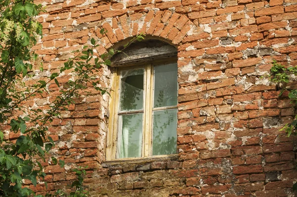 Огромное Разбитое Окно Старого Сельского Заброшенного Заброшенного Дома Красная Кирпичная — стоковое фото